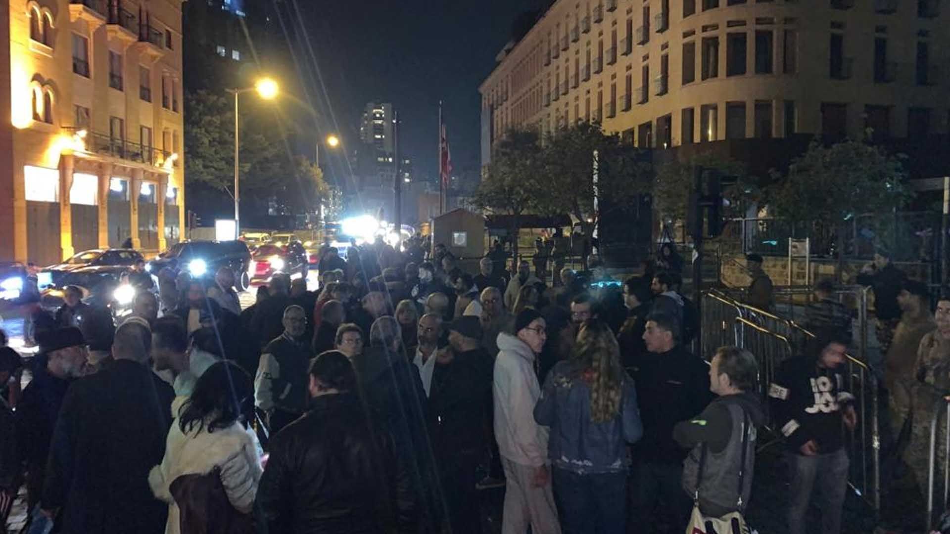 Sit-in nocturne devant la place de l’Etoile