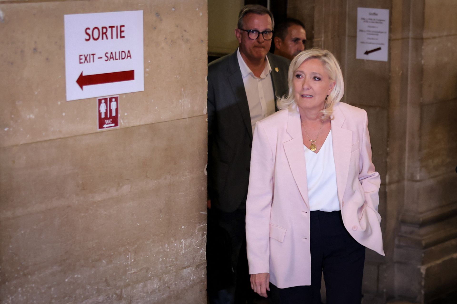 France: Marine Le Pen condamnée à un an de prison sous bracelet, sa candidature à la présidentielle en suspens
