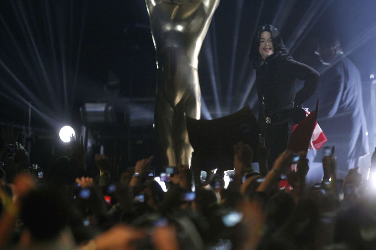 La chaussette brodée de cristaux de Michael Jackson adjugée 6.200 € aux enchères