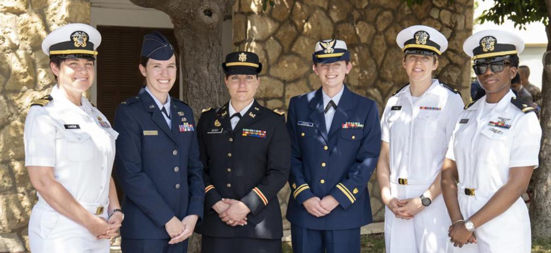 Des militaires américaines soutiennent les femmes-officiers libanaises diplômées lundi