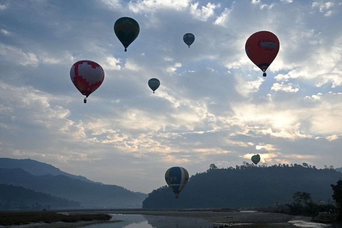 Festival de montgolfières éblouissant dans le ciel du Népal 