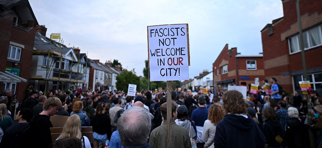 «Stop à l'extrême droite»: manifestations massives contre les émeutes au Royaume-Uni