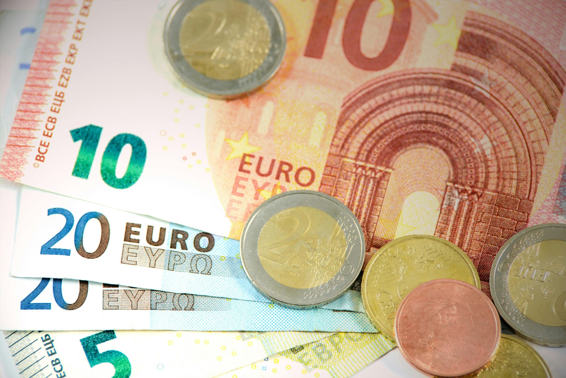 L'euro tombe après la démission du Premier ministre français