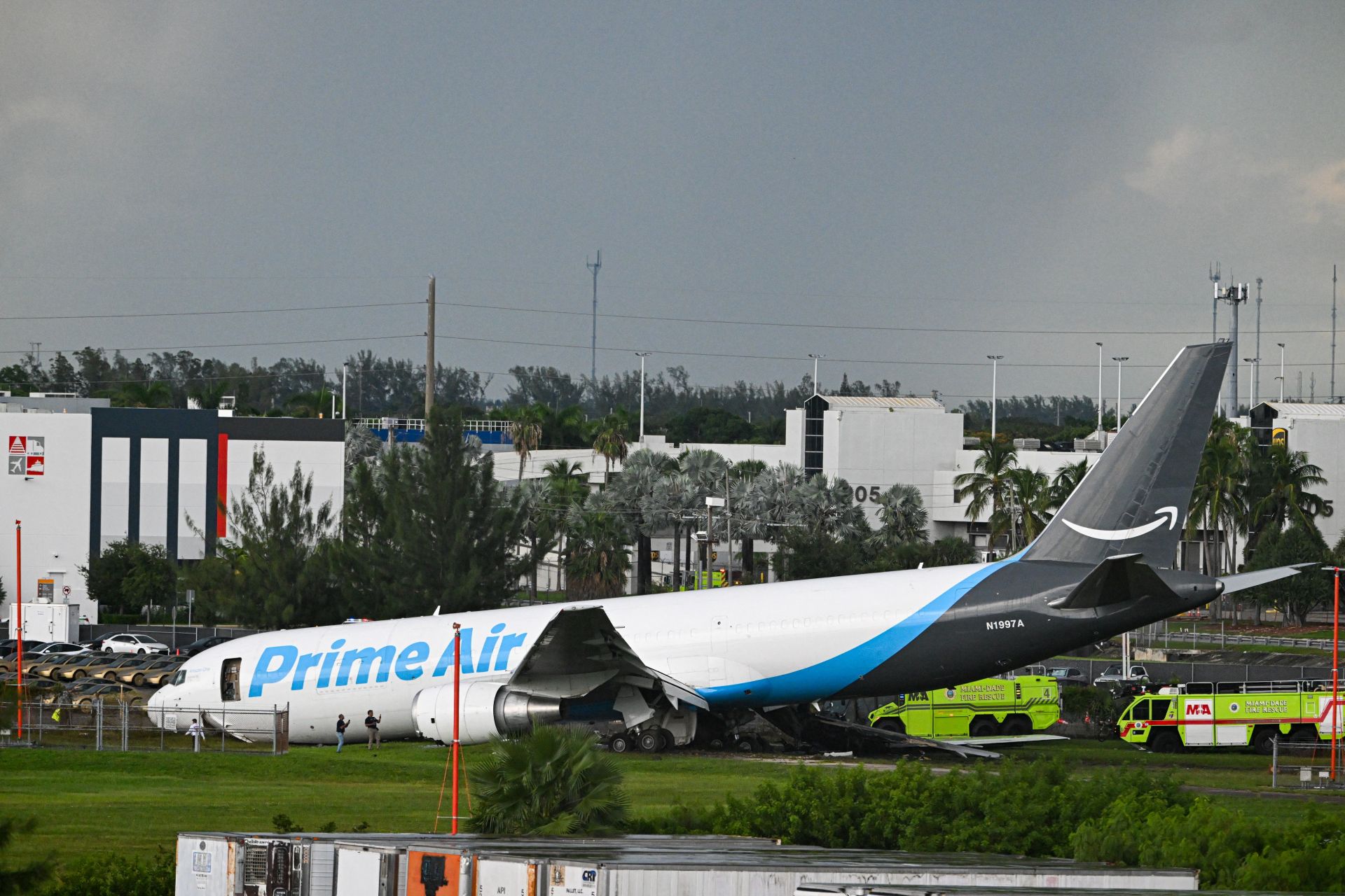 Un avion-cargo d'Amazon sort de piste à son atterrissage à Miami, cinq morts