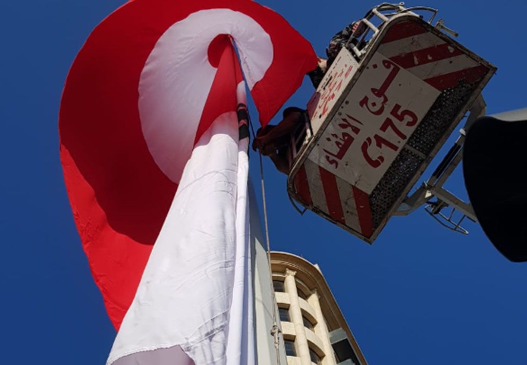 Les pompiers de Beyrouth hissent le drapeau libanais à Sassine