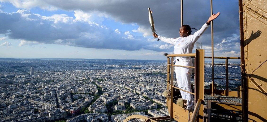 JO-2024: la flamme traverse Paris, en passant par le sommet de la tour Eiffel