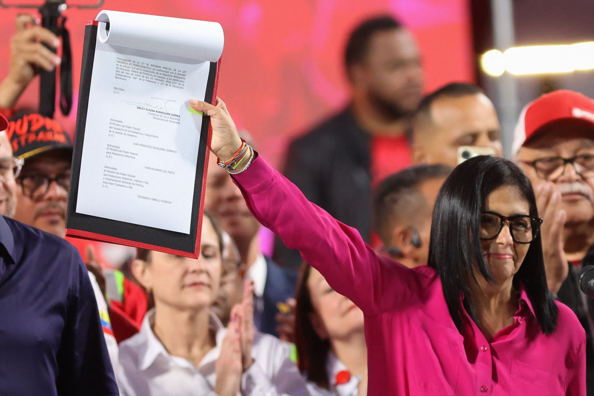 Pétrole: le Venezuela adopte une loi favorable au secteur privé, les États-Unis lèvent des sanctions