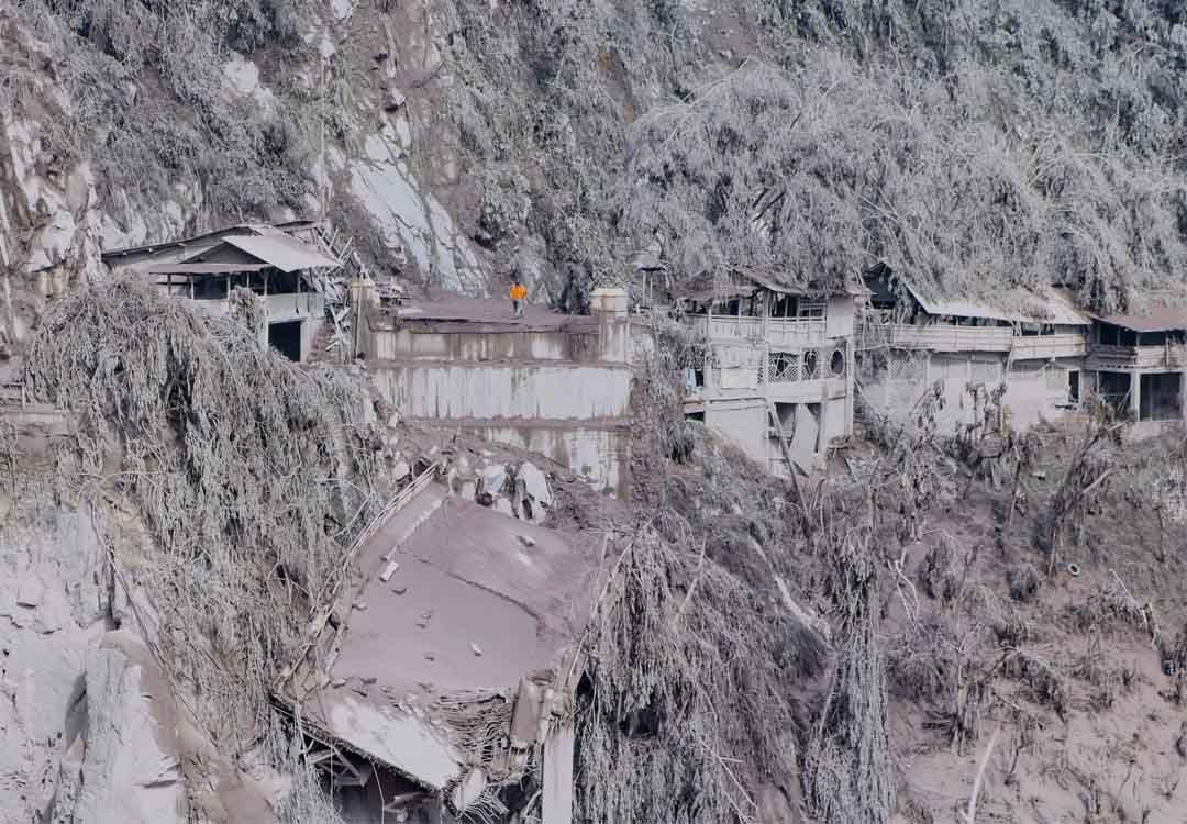 Dans l'ombre du volcan indonésien Semeru, boue, cendre et désolation