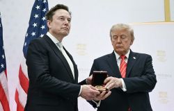 Trump décore Musk d'une médaille scientifique et le qualifie de «trésor national»