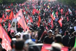 Le cortège funèbre de Khamenei en marche à Téhéran, une marée humaine attendue