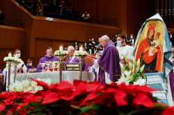 A la messe papale à Athènes, François prêche pour «la petitesse et l'humilité»