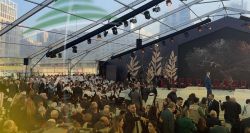 La foule sur la place des Martyrs avant l’arrivée du Pape pour un rassemblement interreligieux