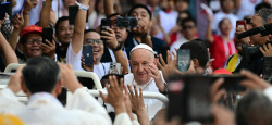 Le pape conclut sa visite à Jakarta par une messe géante