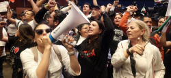 Des centaines de manifestants envahissent le Sénat mexicain