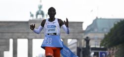 Marathon de Berlin: l'éternel Kipchoge pulvérise son record du monde