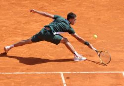 Alcaraz bat Tsitsipas et file en demi-finale à Barcelone