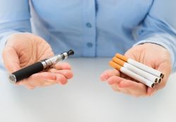 La cigarette électronique, aide ou danger? Le débat ressurgit