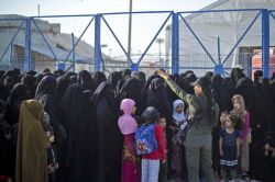 Paris rapatrie 15 djihadistes françaises détenues en Syrie