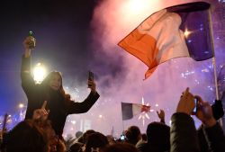 Liesse et débordements après la victoire des Bleus