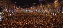 Un million de fêtards sur les Champs-Elysées