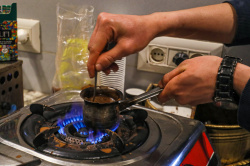 Boire du café, un véritable rituel durant le Ramadan en Libye