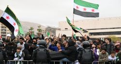 Damas : les Syriens célèbrent une nouvelle ère
