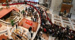 Les fidèles affluent à la basilique Saint-Pierre pour rendre un dernier hommage au pape