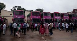 À Dacca, des bus roses réservés aux femmes