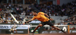 Roland-Garros: Alcaraz lâche un set, la polémique Djokovic enfle