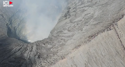 Des fidèles hindous escaladent un volcan indonésien en activité