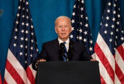 Biden vent debout contre les complotistes
