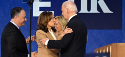 À la convention démocrate, Biden passe le flambeau à Harris