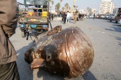 En Syrie, une statue de l'ex-président Hafez al-Assad renversée