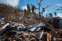 Mayotte a passé une première nuit sous couvre-feu, Macron attendu sur place jeudi