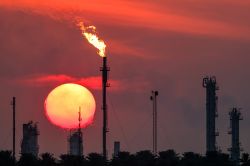 Cessez-le-feu Iran-Israël: plongeon de 5% du pétrole en Asie et Bourses revigorées