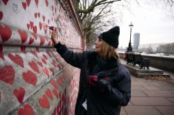 À Londres, un mur du souvenir pour les victimes du Covid s'illumine à Noël