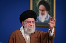 Khamenei affirme que l'Iran ne se rendra jamais, menace les États-Unis