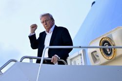 Trump remplace un portrait d'Obama par... lui-même