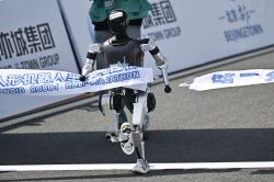 Première mondiale en Chine: un semi-marathon... de robots humanoïdes