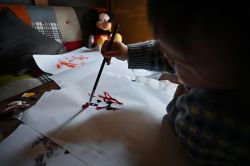À seulement 21 mois, l'artiste prodige  « Thumbelina »  émerveille  Tokyo avec ses toiles colorées