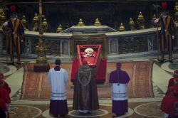 La dépouille du pape est arrivée à Saint-Pierre pour l'hommage des fidèles