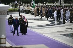 Avions de combat et chandeliers géants, un accueil sur-mesure pour Trump à Riyad