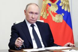 Poutine reçoit le conseiller à la Sécurité nationale de l'Inde, visée par des surtaxes américaines