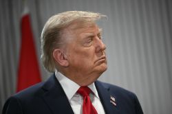 Donald Trump dit que les États-Unis ne tueront pas l'ayatollah Khamenei «pour le moment»
