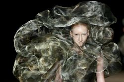 Haute couture à Paris: Schiaparelli et Iris van Herpen dessinent futur, océan, et chaises musicales