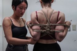 «Créer du lien»: un artiste japonais noue les espaces et les corps avec des cordes