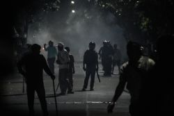 Indonésie: des milliers de manifestants à travers le pays, l'armée déployée