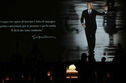 Milan rend hommage au «roi» Armani