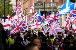 À Londres, 110.000 personnes réunies à l'appel du militant d'extrême droite Tommy Robinson