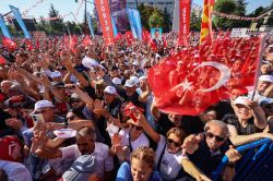Des dizaines de milliers de personnes manifestent à Ankara avant une bataille judiciaire